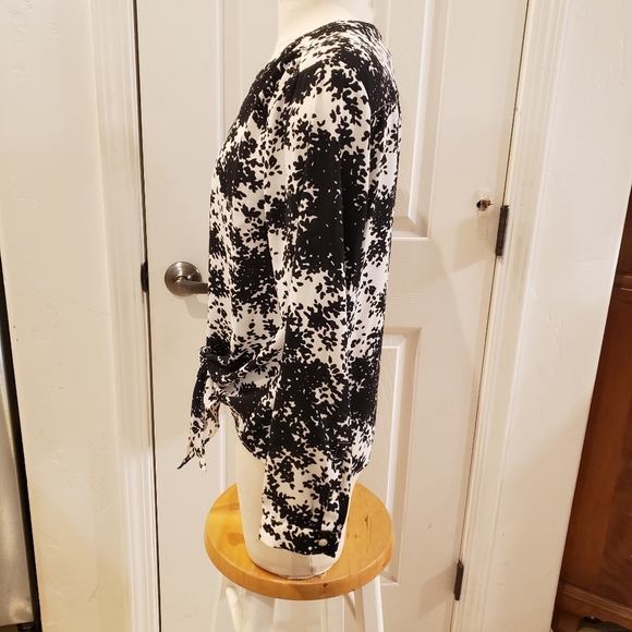 Talbots size large Petite Black and White Floral Women's Top - Picture 3 of 7